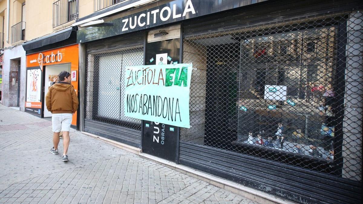 Pancarta de ELA en protesta por el cierre de las tiendas de Zucitola.