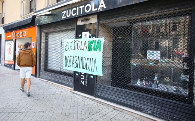 Pancarta de ELA en protesta por el cierre de las tiendas de Zucitola. Pancarta de ELA en protesta por el cierre de las tiendas de Zucitola.