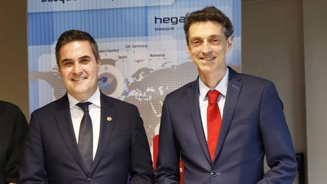 El consejero Mikel Jauregi junto a Ricardo Chocarro.
