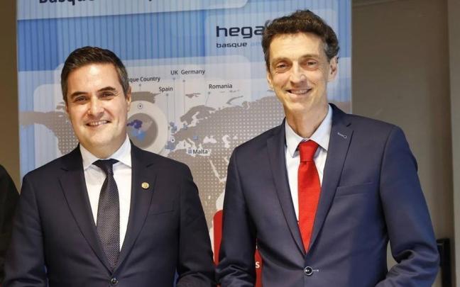 El consejero Mikel Jauregi junto a Ricardo Chocarro.