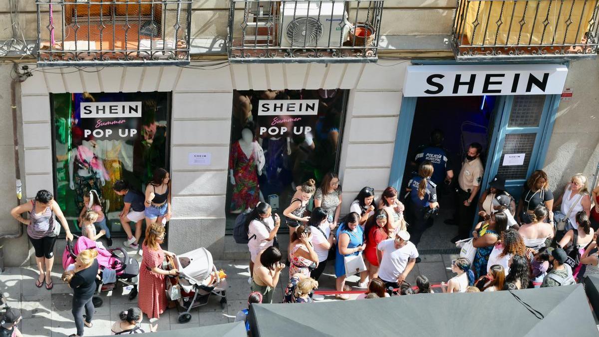 Colas para acceder a la tienda temporal que Shein tuvo hace dos años en Madrid.