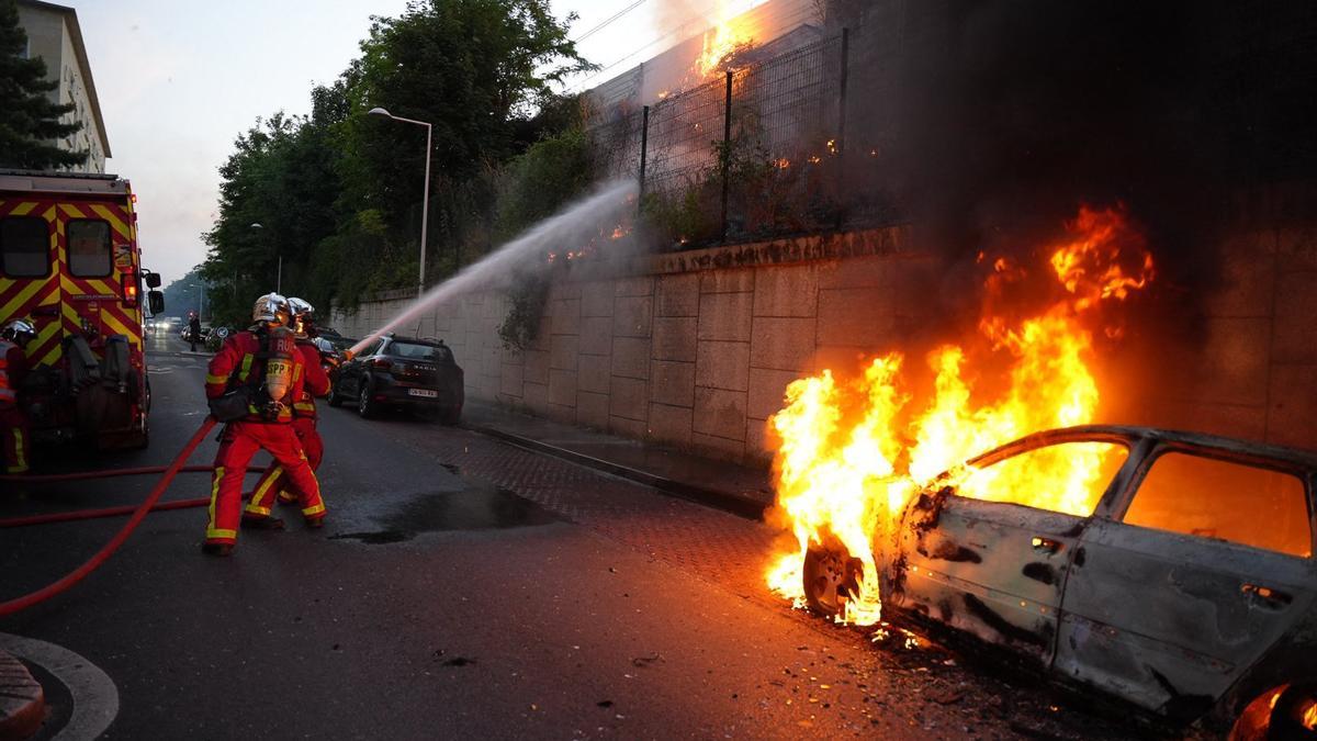Disturbios en Nanterre, a las afueras de París, tras la muerte de un joven de 17 años a manos de la policía.