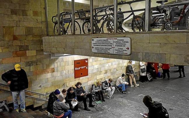 Los ciudadanos ucranianos (en la imagen en Kiev) tuvieron que volver a los refugios ante un nuevo ataque masivo ruso. | FOTO: EFE Los ciudadanos ucranianos (en la imagen en Kiev) tuvieron que volver a los refugios ante un nuevo ataque masivo ruso. | FOTO: EFE