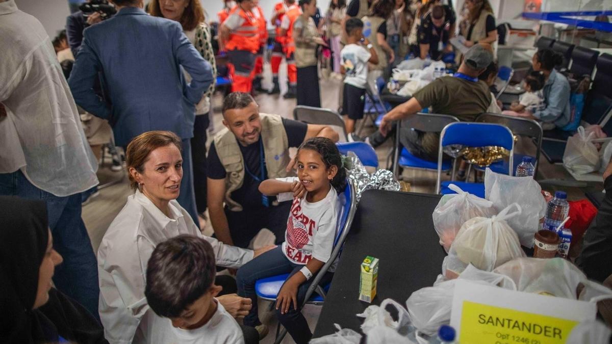 Llegan a la base de Torrejón 20 menores evacuados desde Gaza para recibir atención sanitaria