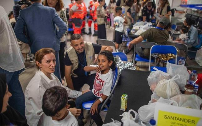 Llegan a la base de Torrejón 20 menores evacuados desde Gaza para recibir atención sanitaria
