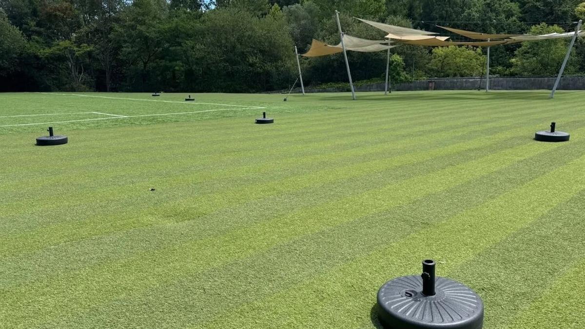 Nuevas bases para colocar sombrillas en las piscinas exteriores de Beasain.