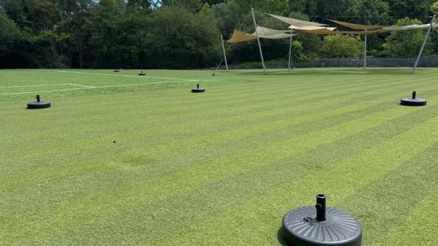 Nuevas bases para colocar sombrillas en las piscinas exteriores de Beasain.
