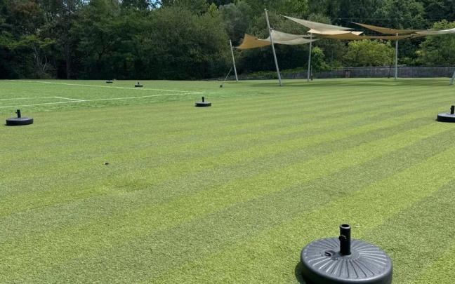 Nuevas bases para colocar sombrillas en las piscinas exteriores de Beasain.