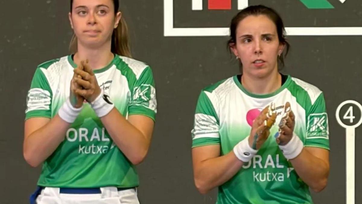 Bergara y Arrizabalaga, antes de iniciar el partido de Plazandreak.