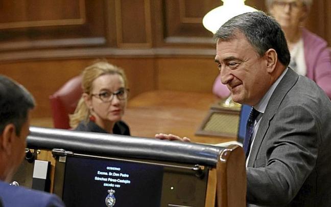 El portavoz del PNV en el Congreso, Aitor Esteban, se dirige al presidente español, Pedro Sánchez, durante un debate en la Cámara del pasado año. | FOTO: E. P.