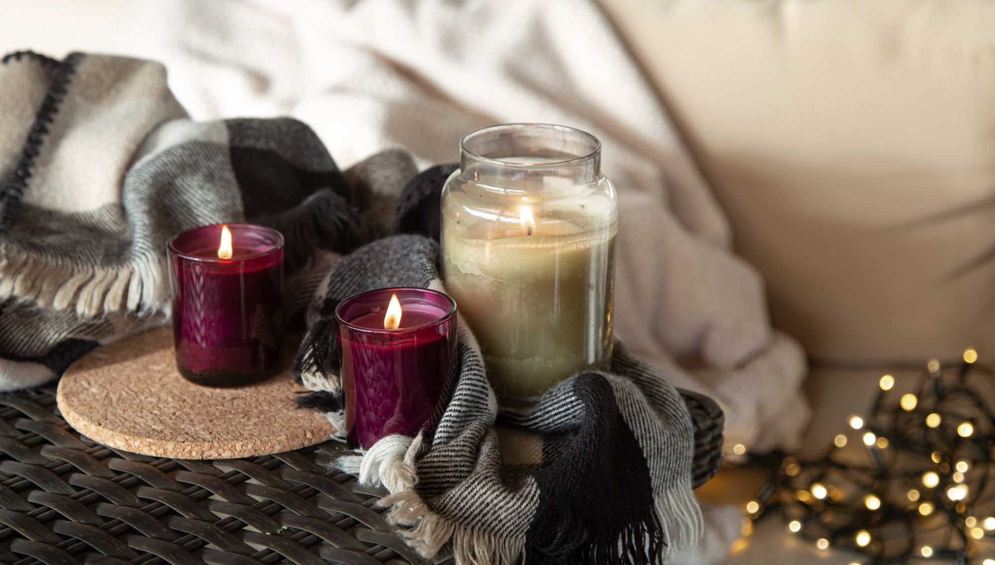 Velas aromáticas en un rincón de un salón.