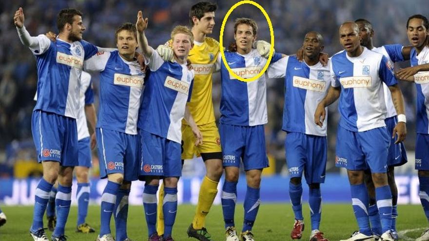 David Hubert, marcado en la fotografía con un círculo, celebra una victoria del Genk durante la temporada 2010-11, junto a Kevin De Bruyne y Thibaut Courtois