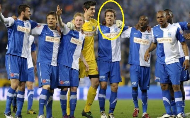 David Hubert, marcado en la fotografía con un círculo, celebra una victoria del Genk durante la temporada 2010-11, junto a Kevin De Bruyne y Thibaut Courtois