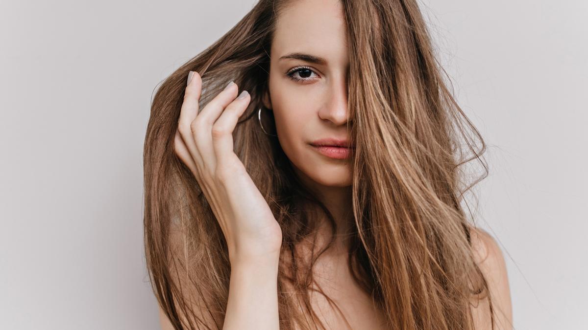 Mujer con el pelo largo.