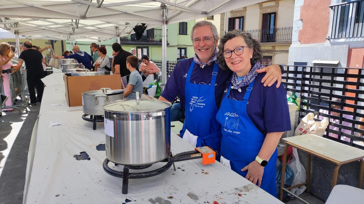 El buen humor es otro de los ingredientes del popular concurso de marmitako.