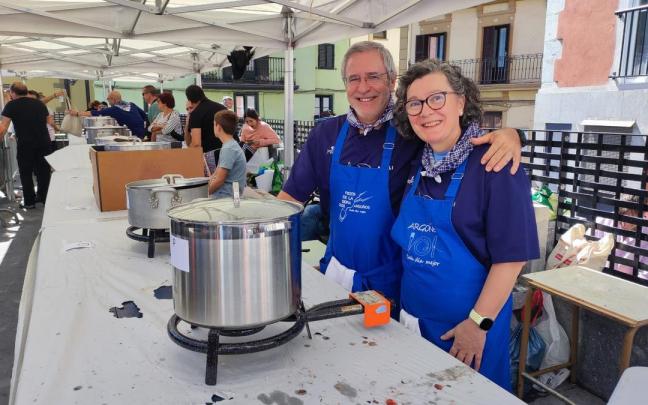 El buen humor es otro de los ingredientes del popular concurso de marmitako.