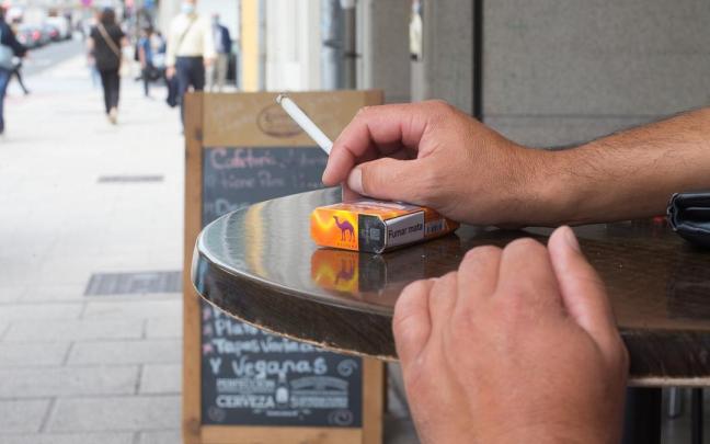 Una persona fumando en una terraza. / EP Una persona fumando en una terraza.