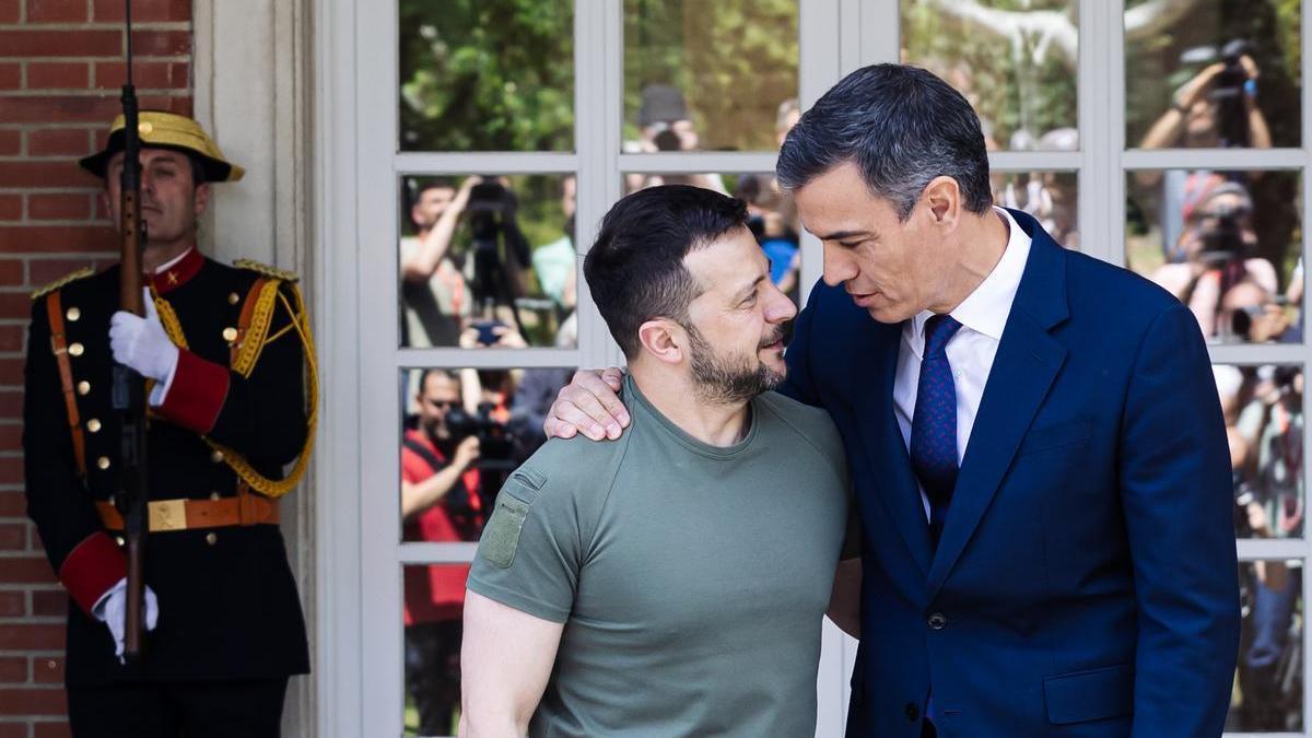 Volodimir Zelenski y Pedro Sánchez se saludan en un encuentro en el Palacio de La Moncloa.