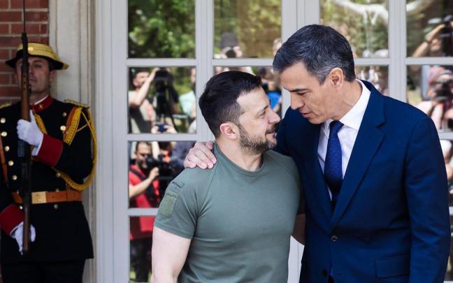 Volodimir Zelenski y Pedro Sánchez se saludan en un encuentro en el Palacio de La Moncloa.