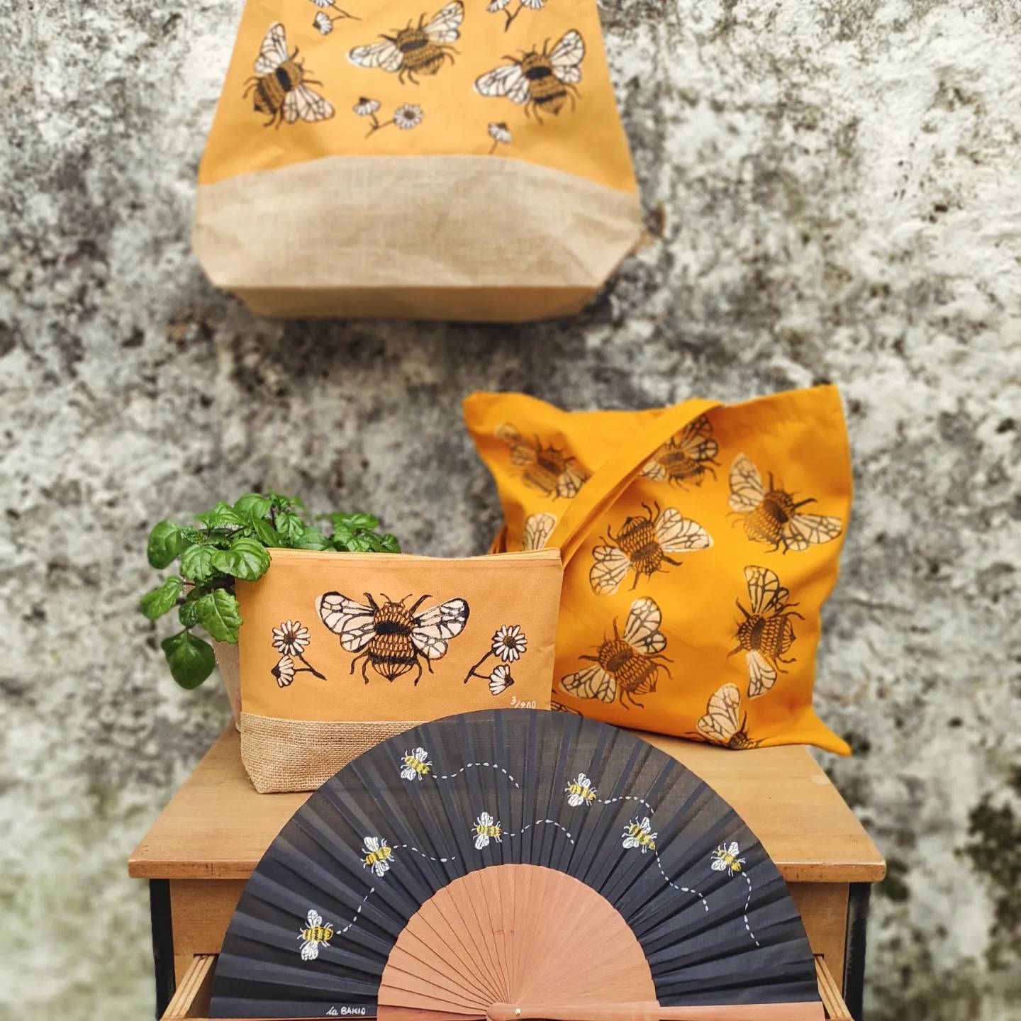 Se decanta por la pintura, la ilustración y el papel maché.