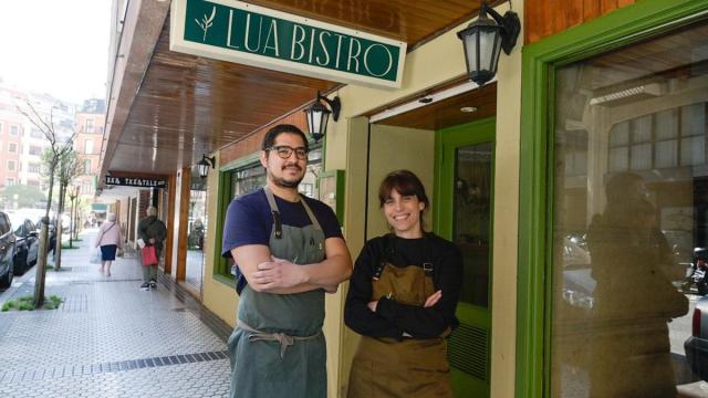 Aarón Castillo y Lucía Rave, en la entrada de su nuevo bistro. / Arnaitz Rubio Aarón Castillo y Lucía Rave, en la entrada de su nuevo bistro.