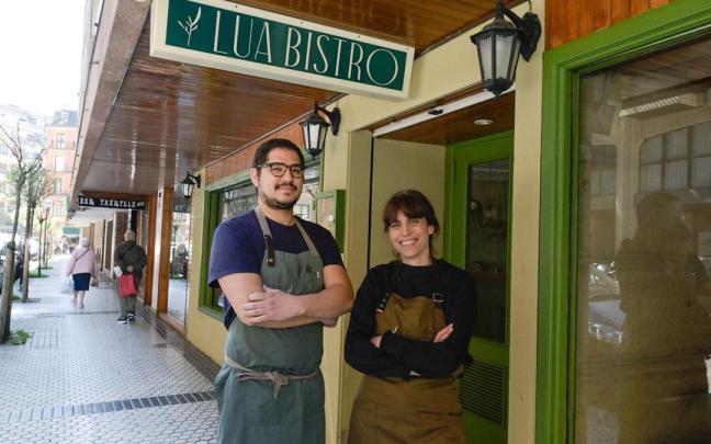 Aarón Castillo y Lucía Rave, en la entrada de su nuevo bistro. / Arnaitz Rubio Aarón Castillo y Lucía Rave, en la entrada de su nuevo bistro.