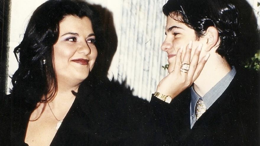 Miguel Ángel Muñoz junto a su madre, Cristina Blanco, recién fallecida