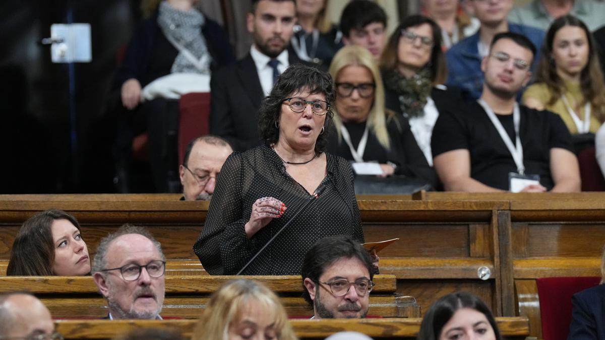 La diputada de la CUP, Pilar Castillejo, durante una sesión plenaria en el Parlament de Catalunya.