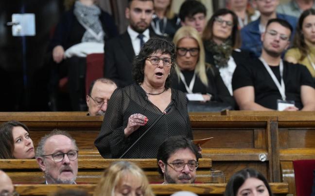 La diputada de la CUP, Pilar Castillejo, durante una sesión plenaria en el Parlament de Catalunya.