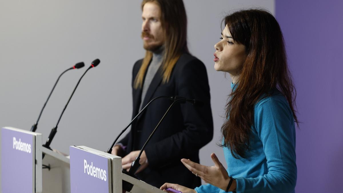 Los portavoces de Podemos Pablo Fernández e Isa Serra, ayer en una rueda de prensa.