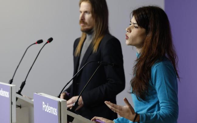 Los portavoces de Podemos Pablo Fernández e Isa Serra, ayer en una rueda de prensa.