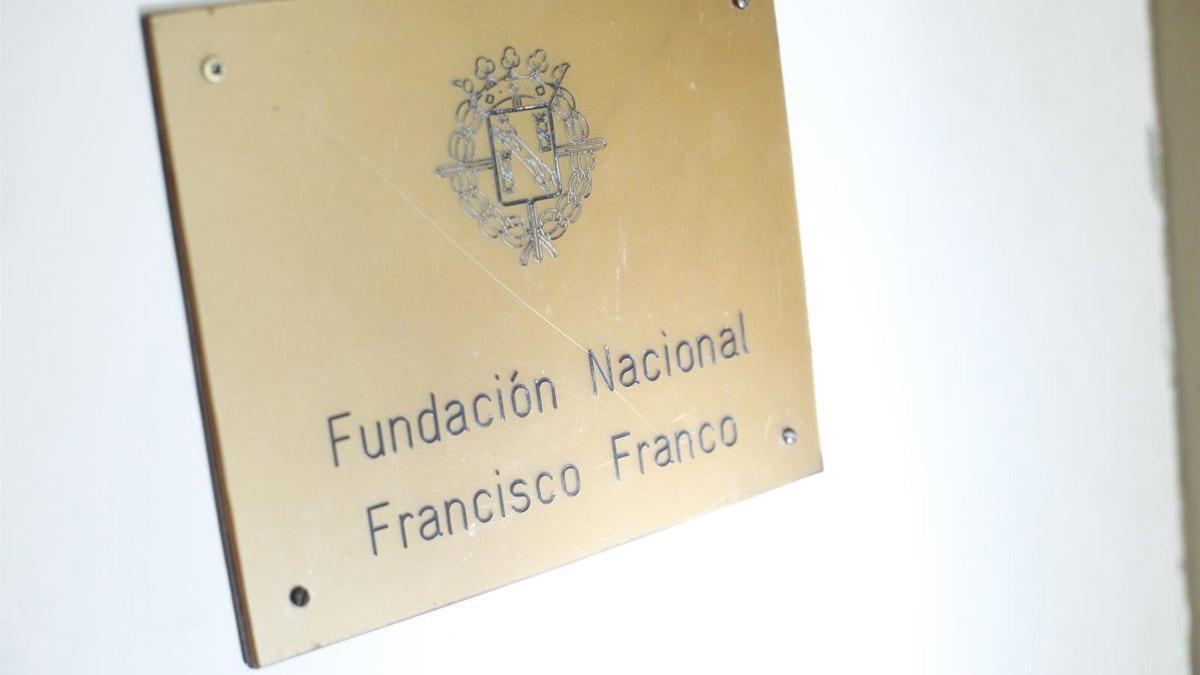 Placa en la entrada a la sede de la Fundación Francisco Franco