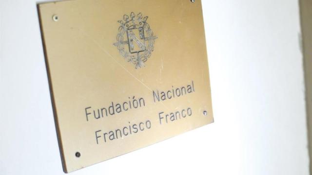 Placa en la entrada a la sede de la Fundación Francisco Franco