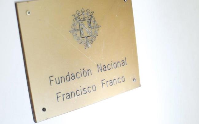 Placa en la entrada a la sede de la Fundación Francisco Franco