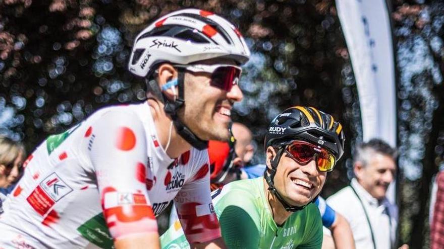 Mikel Landa, junto a Jon Barrentexea, en la salida de Amorebieta.