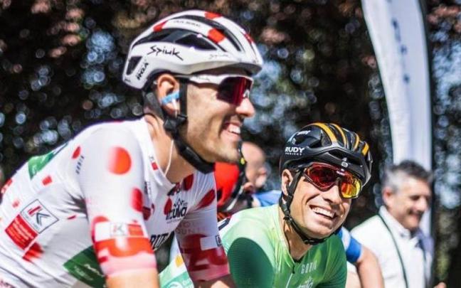 Mikel Landa, junto a Jon Barrentexea, en la salida de Amorebieta.