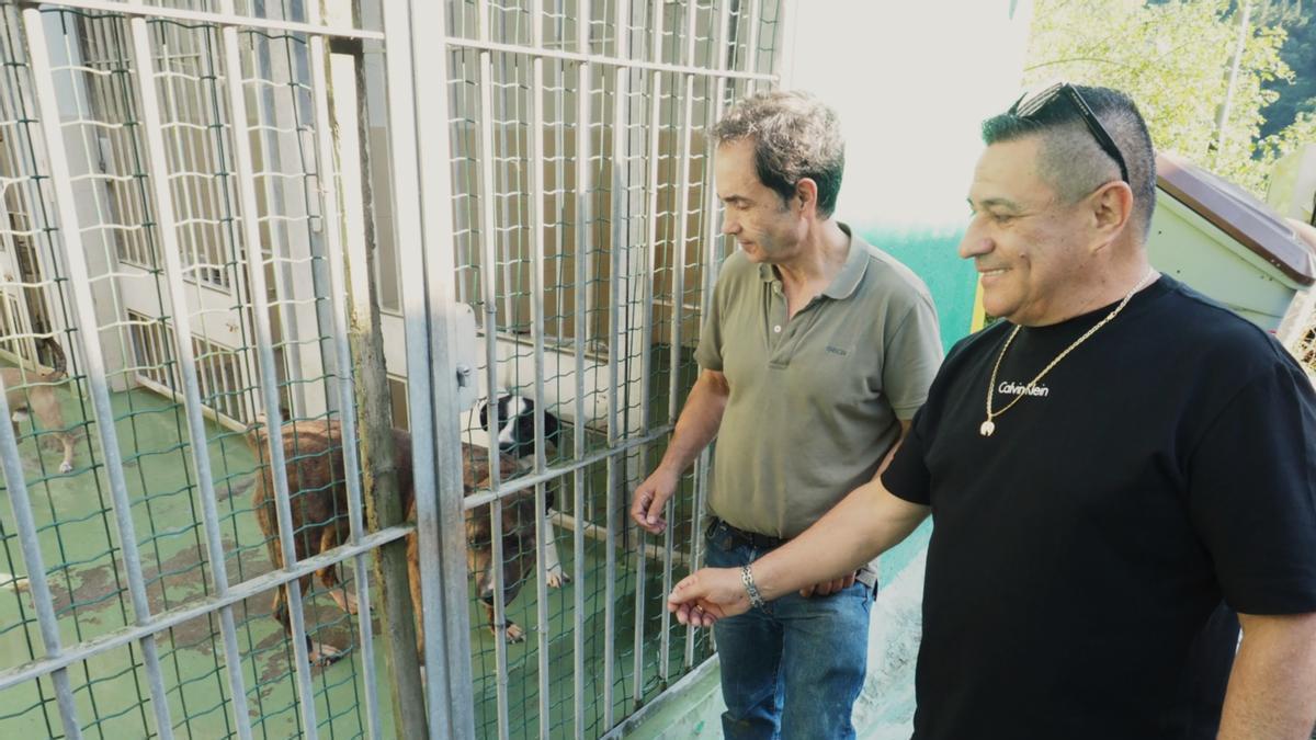 Un vecino de Eibar visita las instalaciones para ver los perros que acoge y estudiar la posibilidad de adoptar uno de ellos.