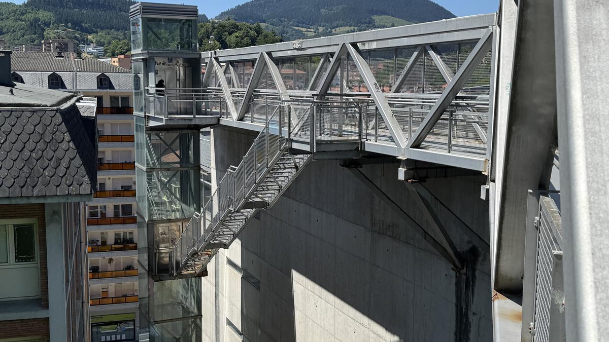 La primera cabina del ascensor y pasarela que une Ferixaleku con Gernika ibilbidea.