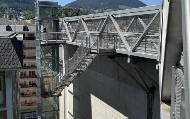 La primera cabina del ascensor y pasarela que une Ferixaleku con Gernika ibilbidea.