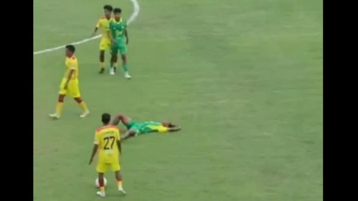 El jugador yace sobre el césped tras la brutal entrada.