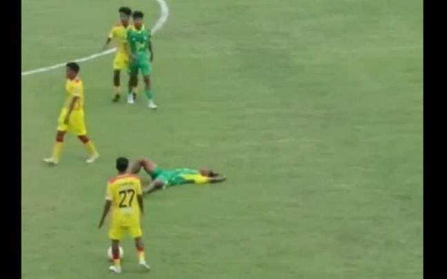 El jugador yace sobre el césped tras la brutal entrada.