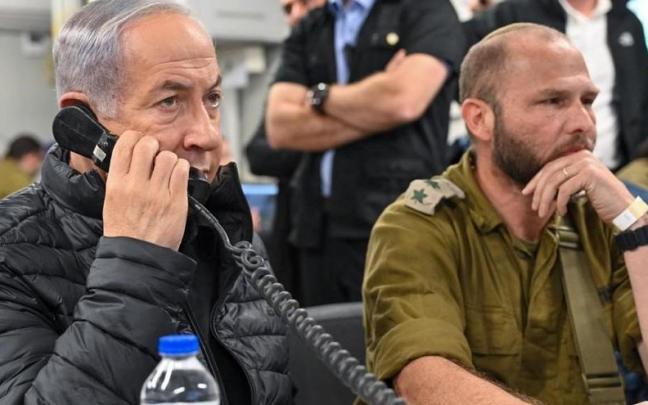 Netanyahu habla por teléfono en un cuartel del Ejército de Israel.