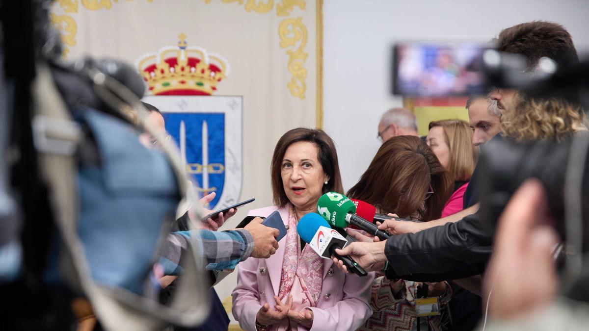 La ministra de Defensa, Margarita Robles, atiende a los medios tras su visita al Mando de Operaciones de Retamares.