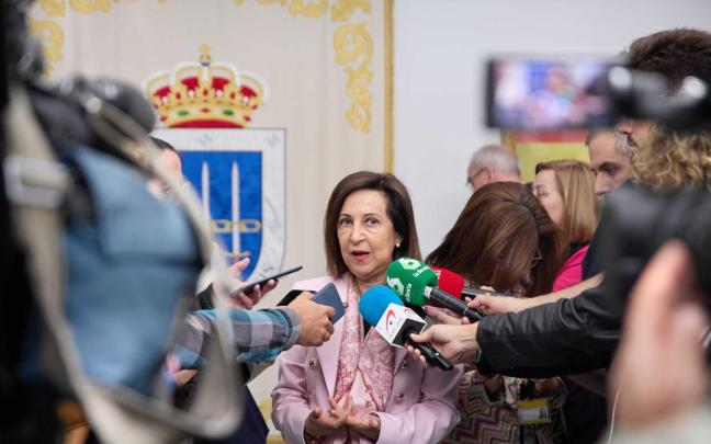 La ministra de Defensa, Margarita Robles, atiende a los medios tras su visita al Mando de Operaciones de Retamares.