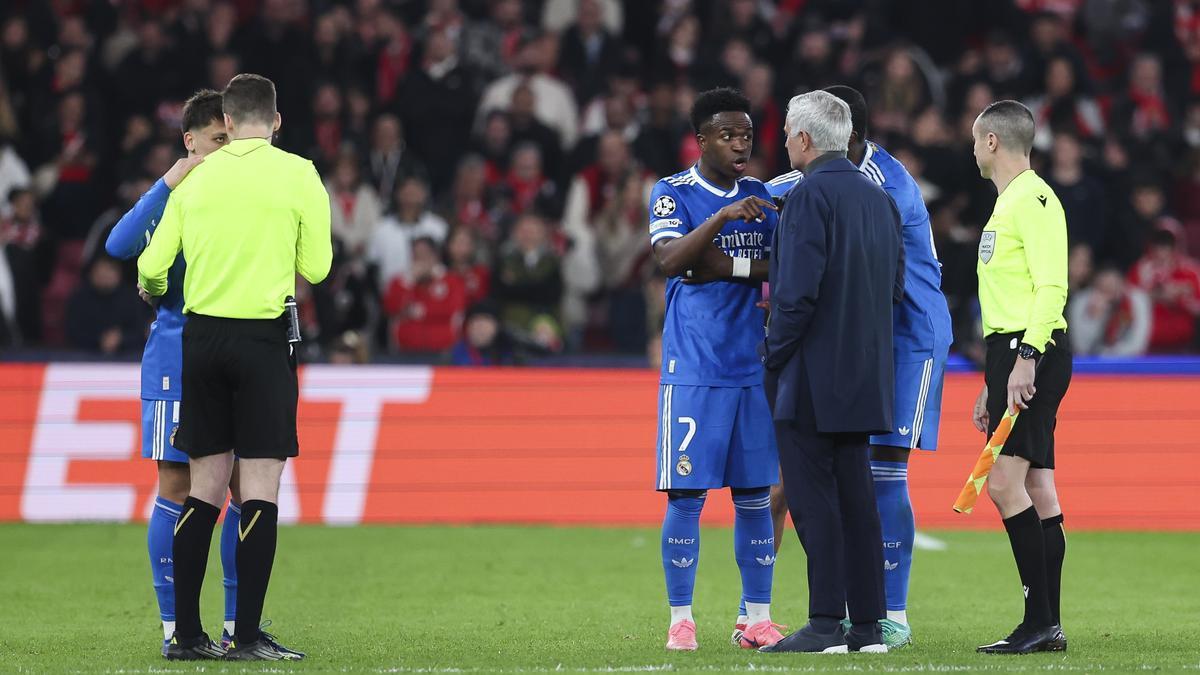 Vinicius y José Mourinho hablando durante el partido entre el Real Madrid y Benfica.