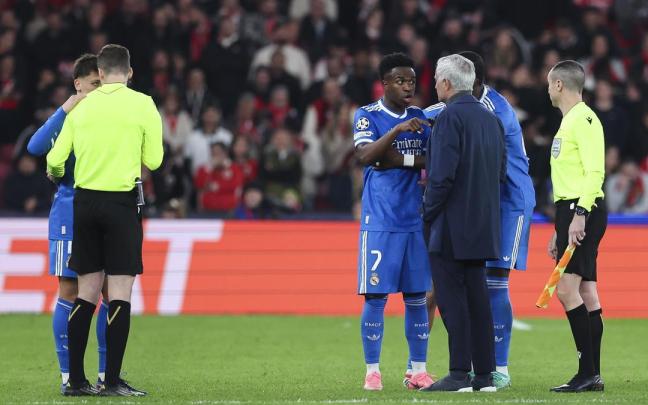 Vinicius y José Mourinho hablando durante el partido entre el Real Madrid y Benfica.
