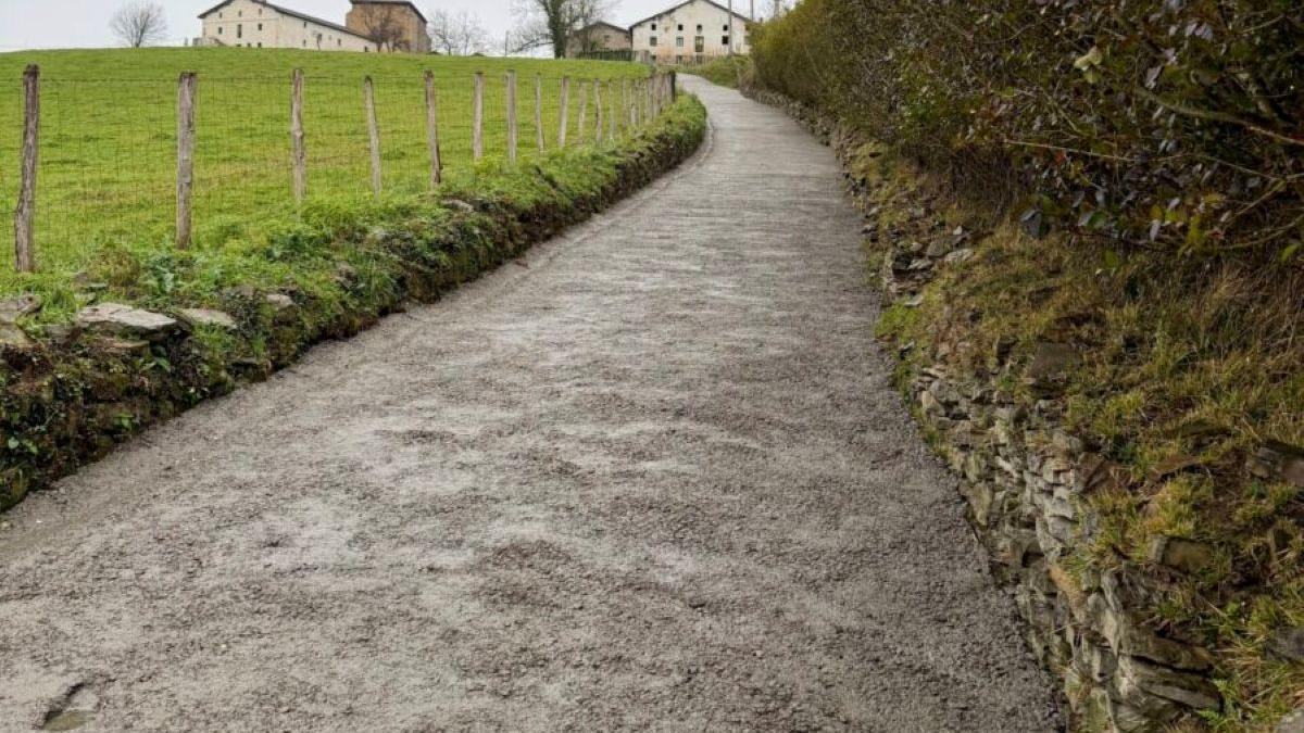 Camino rural a Askizu mejorado en Getaria.