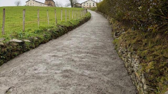 Camino rural a Askizu mejorado en Getaria.