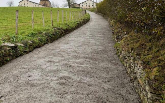 Camino rural a Askizu mejorado en Getaria.