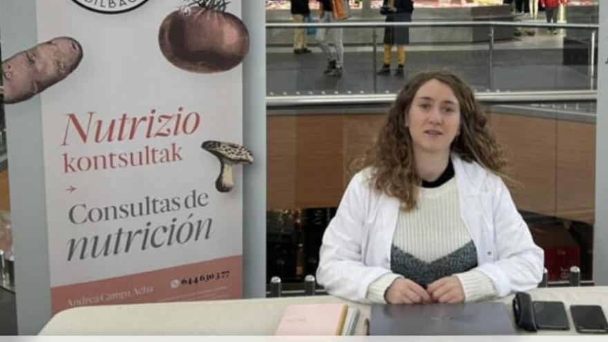 Andrea Campa, en el servicio de nutricionista gratuito que dirige en el Mercado de la Ribera de Bilbao.